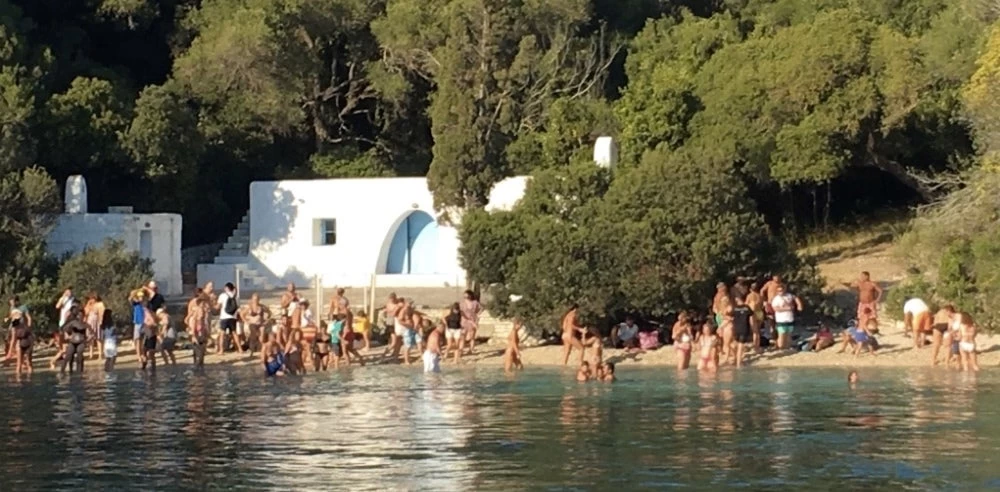 Σκορπιός: Κοσμοσυρροή τουριστών στο άλλοτε ησυχαστήριο του Ωνάση (εικόνες)